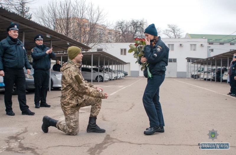 Военнослужащий сделал предложение руки и сердца одесской патрульной на утреннем построении