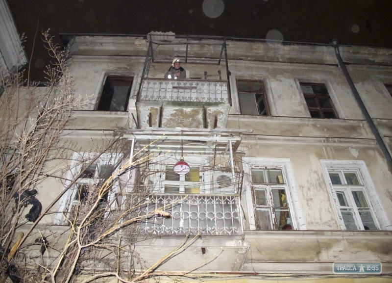 Одесские спасатели ликвидировали пожар в заваленной вещами квартире