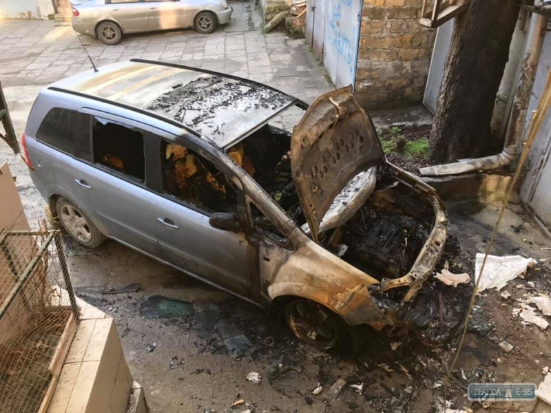 Неизвестные сожгли автомобиль одесского краеведа и активиста