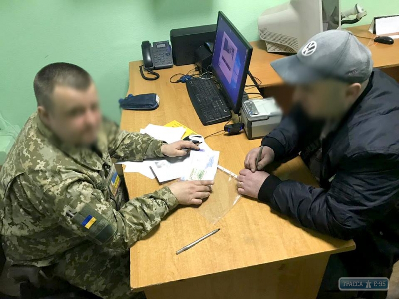 Гражданин Грузии пытался подкупить одесских пограничников 50 долларами