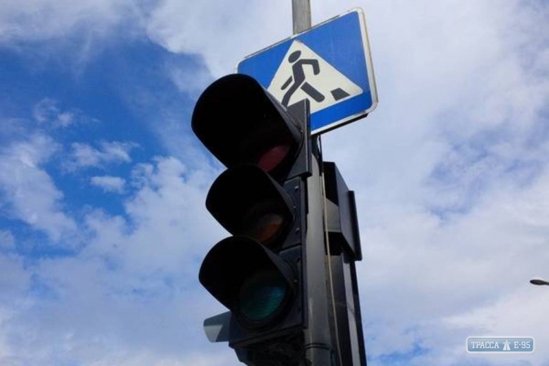 Одесские коммунальщики на два дня отключили светофор на оживленном перекрестке