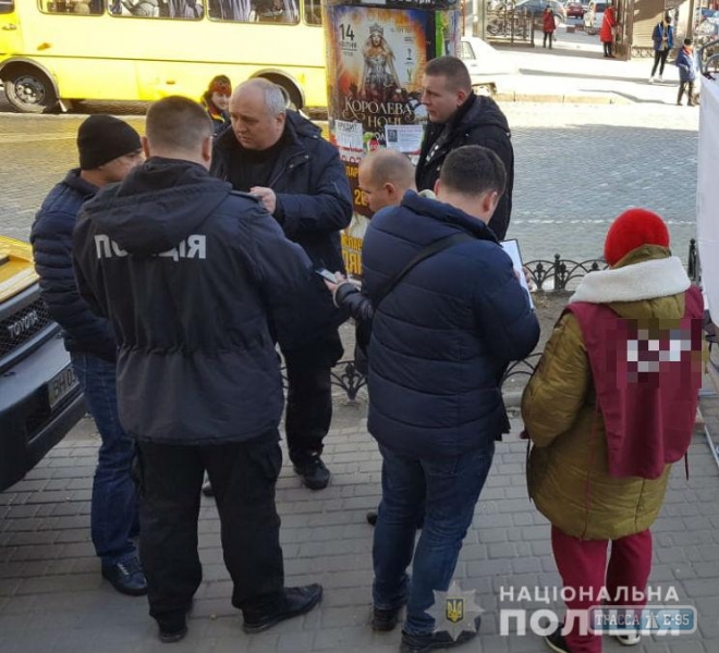 Неизвестный пытался сломать агитационную палатку в центре Одессы: полиция завела уголовное дело