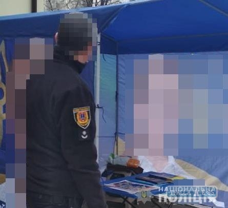 Пьяный мужчина хулиганил возле агитационной палатки в Одессе