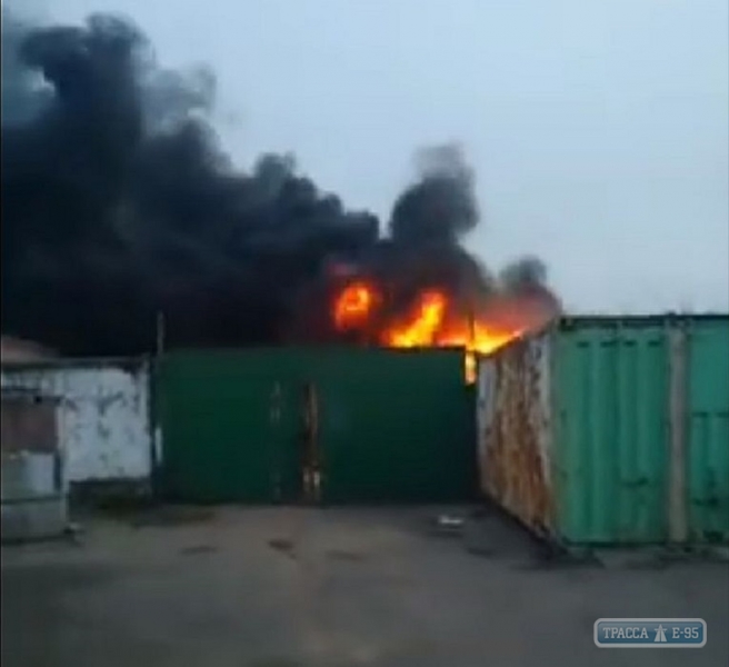 Черный дым в районе Чумки в Одессе: горели старые покрышки на станции скорой помощи