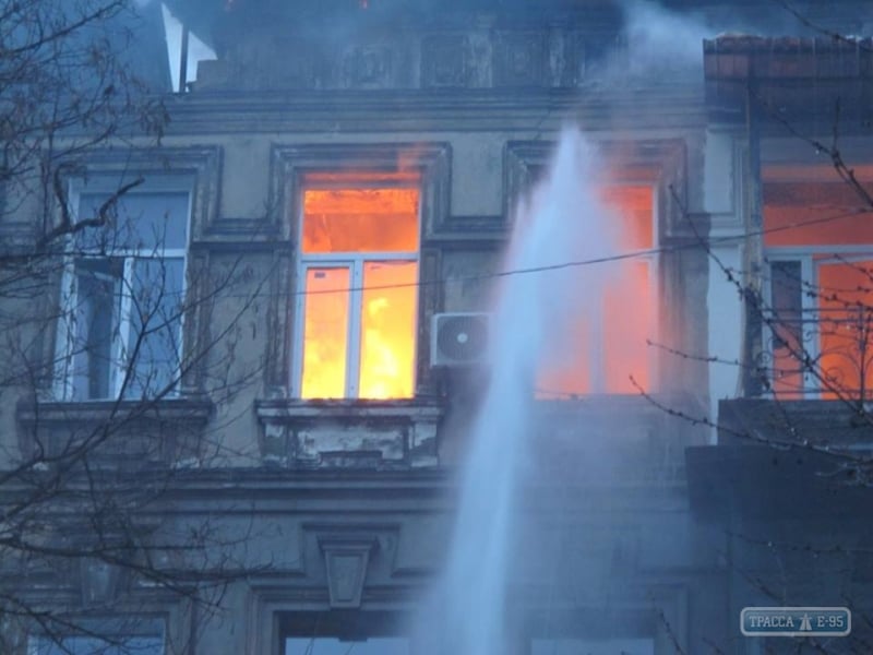 Спасатели ликвидировали крупный пожар в четырехэтажном доме на Ришельевской