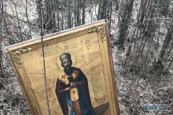 В лесу у границы с Молдовой одесские пограничники нашли краденые иконы 