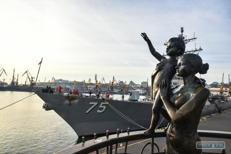 Ракетный эсминец США зашел в Одесский порт: часть Морвокзала оцеплена автоматчиками (фото)