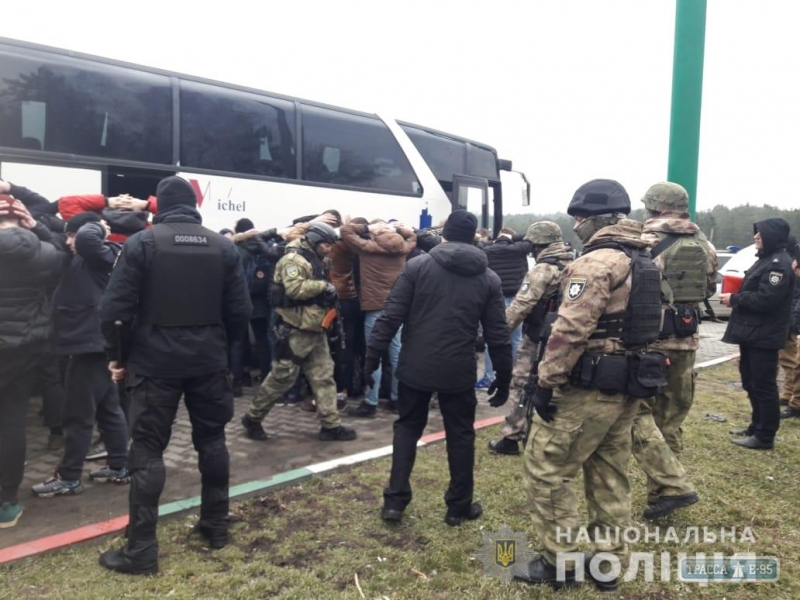 Полиция проверяет информацию о вооруженных людях, которые двигаются из Киева в направлении Одессы
