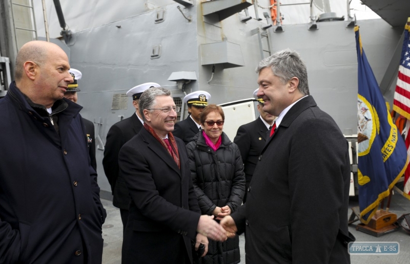Порошенко встретился на борту эсминца Donald Cook в Одессе со спецпредставителем США Куртом Волкером