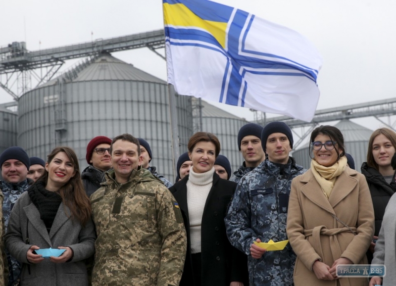 Марина Порошенко вместе со студентами провела в Одессе акцию в поддержку пленных украинских моряков 