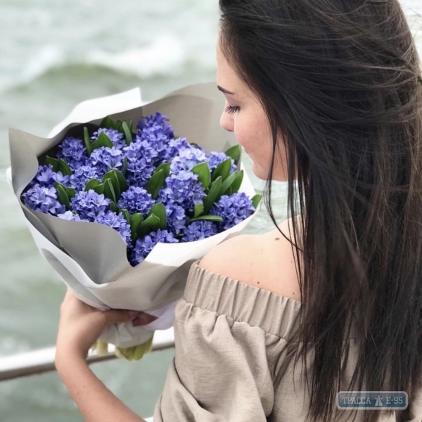 Какие цветы подарить девушке на 8 марта?