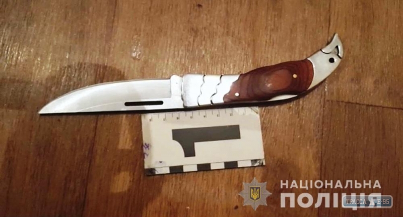 Рецидивист ранил ножом полицейского, который сделал замечание уличной компании в Одессе