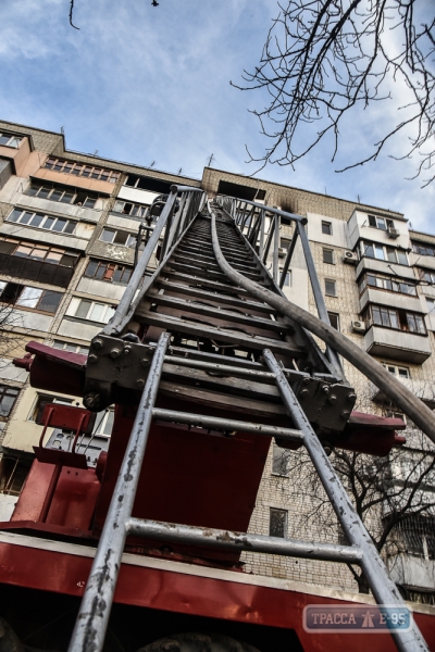 Одесские пожарные спасли трех взрослых и ребенка из горевшей многоэтажки на Черемушках (фото)