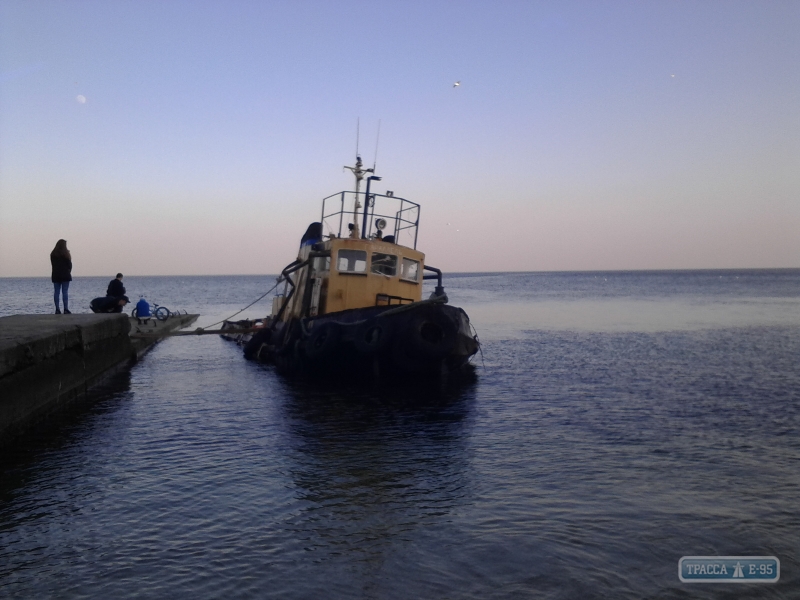 Экологическое ЧП на побережье Одессы: из затонувшего буксира вытекает мазут, загрязняя пляжи (фото)