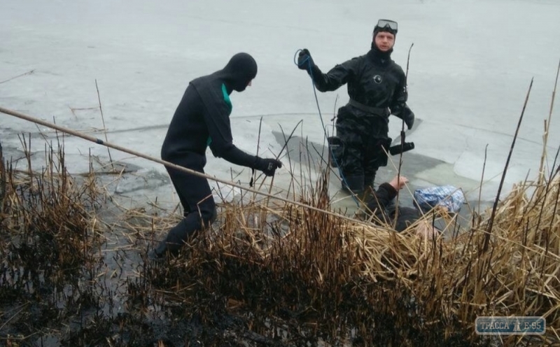 Водолазы достали из-под льда утопленника в Балтском районе
