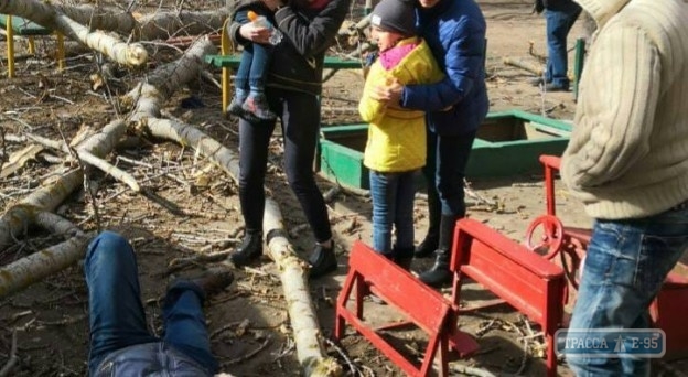 На Таирова из-за урагана огромное дерево рухнуло на мужчину и двух детей (фото)
