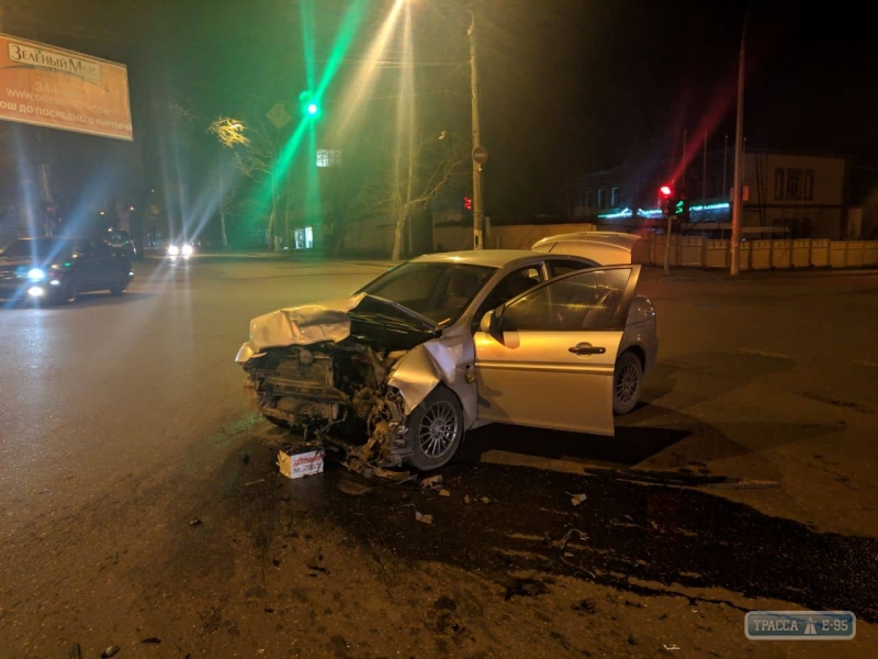 Две иномарки столкнулись, усыпав осколками стекла улицу Балковскую в Одессе