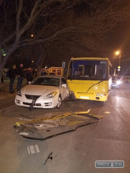 Пьяный водитель маршрутки в Одессе на скорости снес три автомобиля и пытался скрыться 