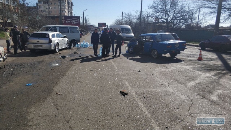 Пять автомобилей столкнулись на Таирова в Одессе, есть пострадавшие