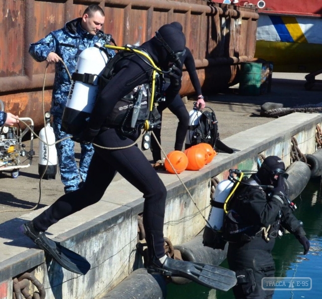 Флотские водолазы тренировали свое профессиональное мастерство в Одессе (фото)