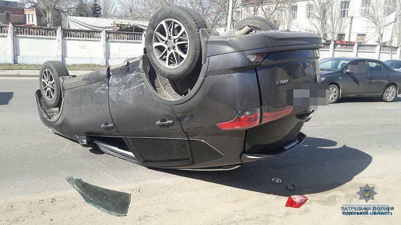 Внедорожник перевернулся на крышу после ДТП по дороге с поселка Котовского в Одессе