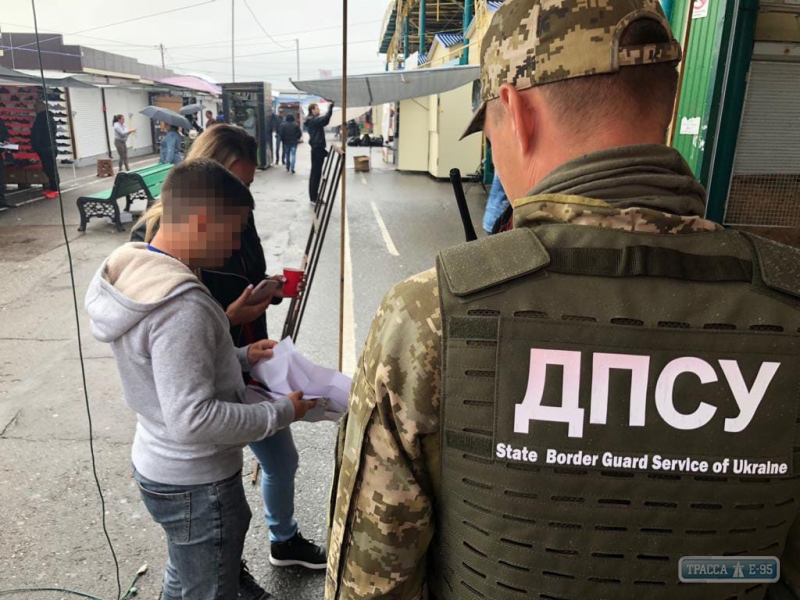 Правоохранители выдворили из страны 12 из 18 нелегалов, обнаруженных на одном из рынков Одессы