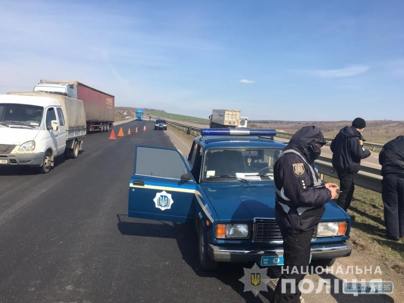 ДТП на трассе Киев - Одесса в Ширяевском районе: грузовик насмерть сбил работника дорожной службы