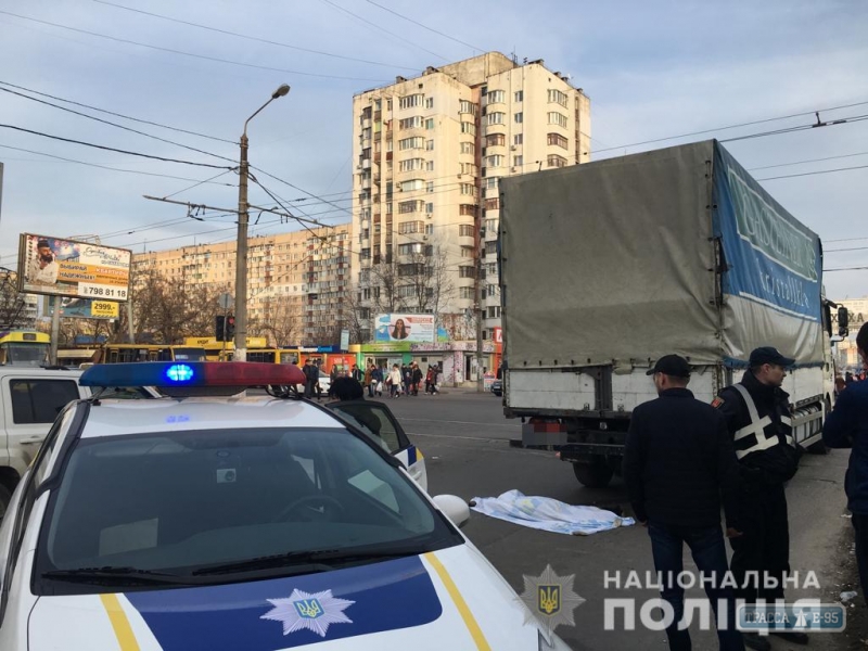 Пожилая одесситка погибла под колесами грузовика на глазах у внука на поселке Котовского