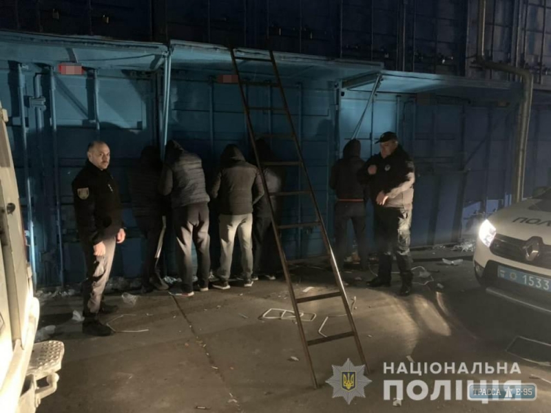 Полицейские задержали преступников, обокравших контейнер с обувью на 
