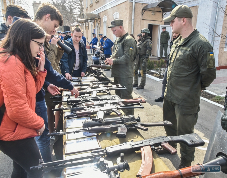 Нацгвардейцы провели день открытых дверей для одесских школьников (фоторепортаж)
