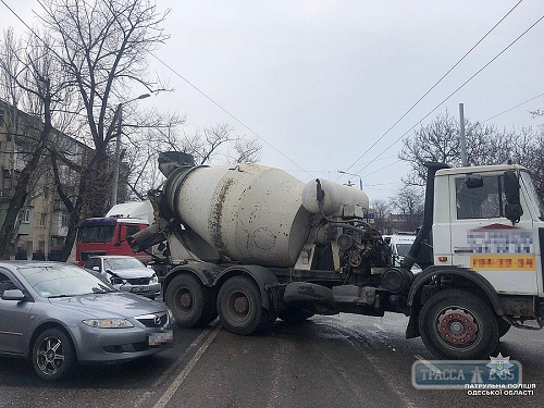 Крупное ДТП возле Ивановского моста в Одессе: столкнулись бетономешалка, мотоцикл и четыре машины