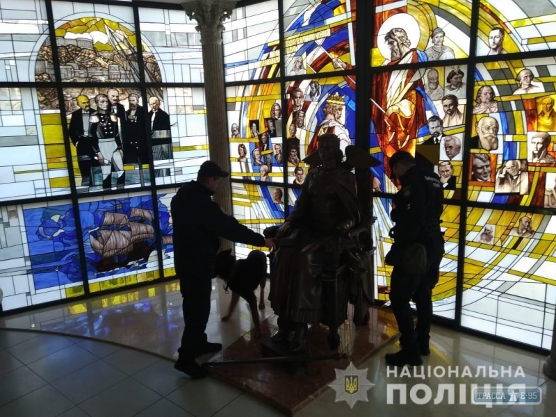 Правоохранители эвакуировали 300 человек – посетителей и сотрудников хозяйственного суда в Одессе