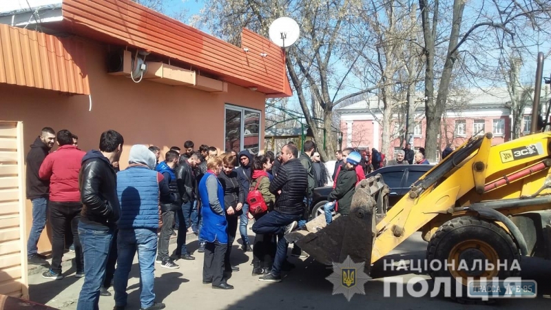 Судебные исполнители и полиция пытаются снести бар в Одессе: владельцы прикрываются детьми (фото)