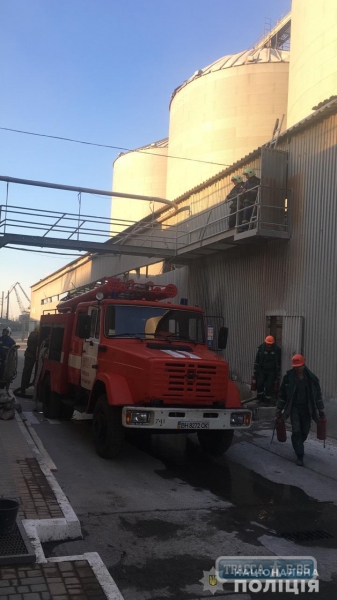 Емкость для хранения зерна взорвалась в порту Черноморска, пострадал человек