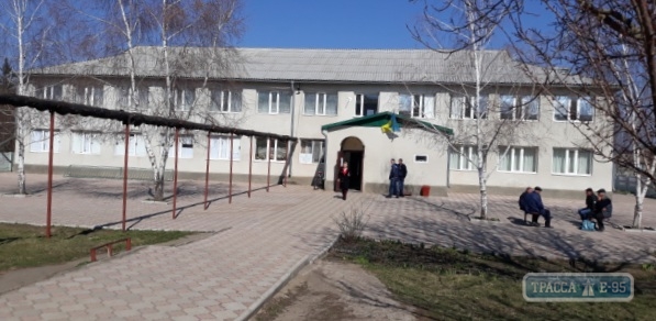 Выборы в райцентре Захаровка впервые проходят в тесном помещении бывшего интерната