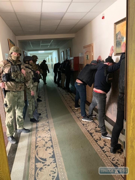 Разыскиваемый за растрату бизнесмен с группой поддержки вломился в здание Службы автодорог в Одессе