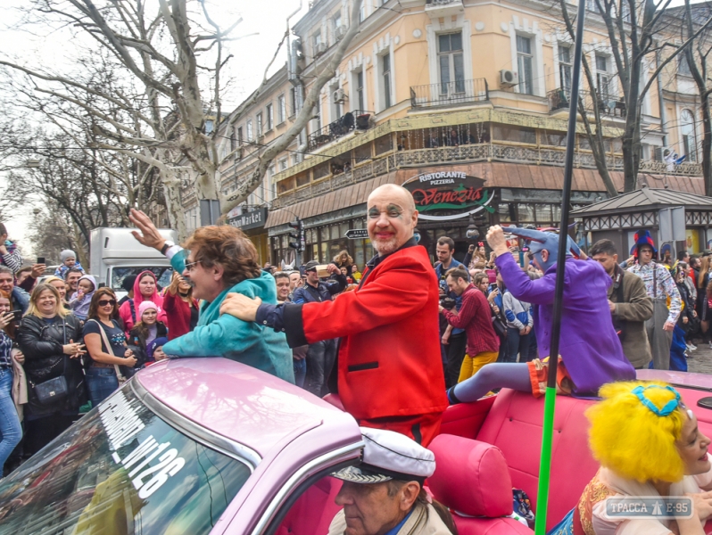Юморина по традиции открылась праздничным парадом (фоторепортаж)
