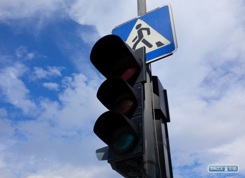 Коммунальщики на два дня отключили светофор в центре Одессы – на перекрестке Ришельевской и Троицкой