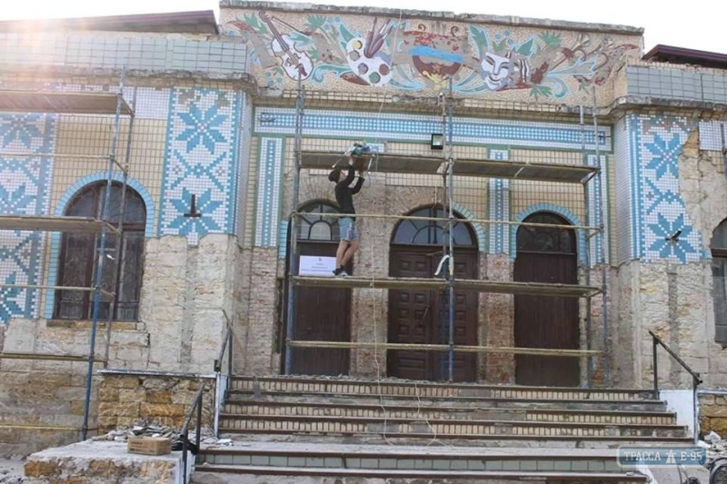 Строители начали ремонт фасада Дома культуры в Ивановке на Одесщине