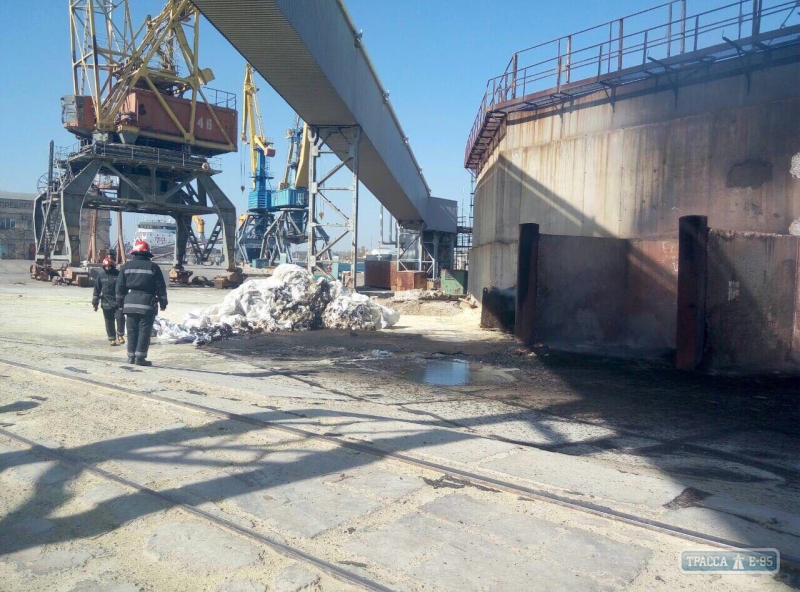 Спасатели ликвидировали пожар на территории Черноморского морского порта