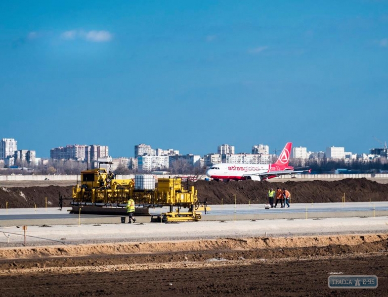 Половина взлетно-посадочной полосы Одесского аэропорта готова – подрядчик (фото)