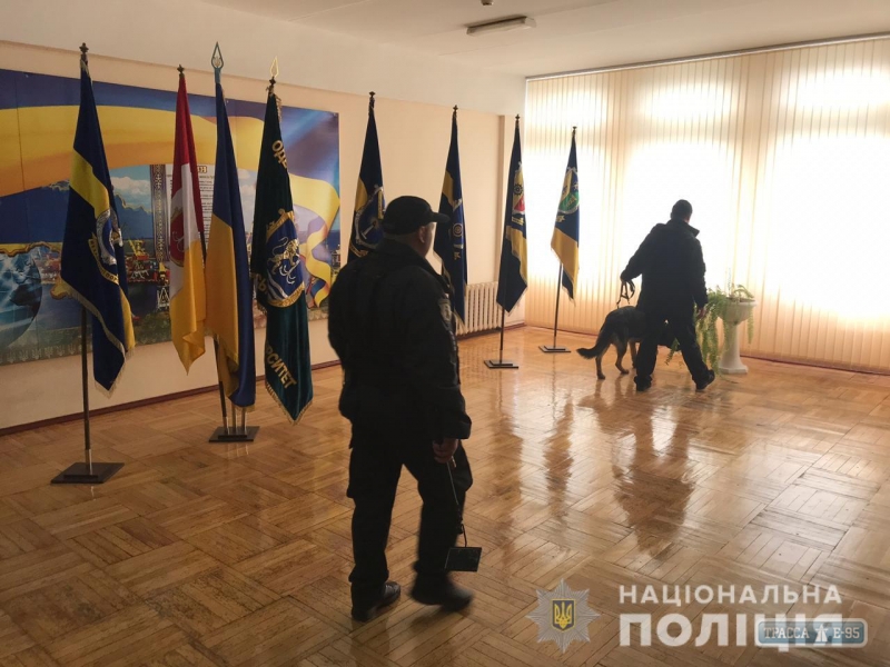 Неизвестные сообщили о заминировании здания мэрии и университета в Одессе