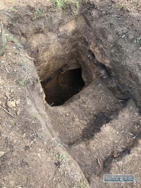 Дорожники обнаружили группу людей, которые рыли земляные колодцы у трассы Одесса-Рени