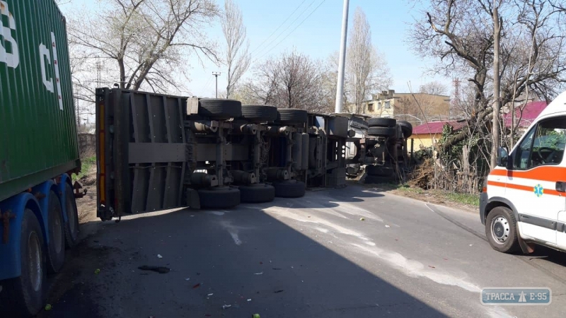 Две фуры столкнулись в районе Шкодовой горы в Одессе, одна из них опрокинулась