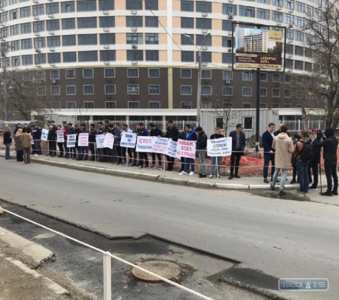 В Одессе неизвестные лица вышли на митинг и требуют снести уже заселенный дом