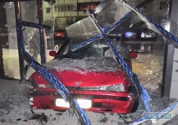 Автомобиль на большой скорости въехал в магазин в Одессе: водитель сбежал (фото)