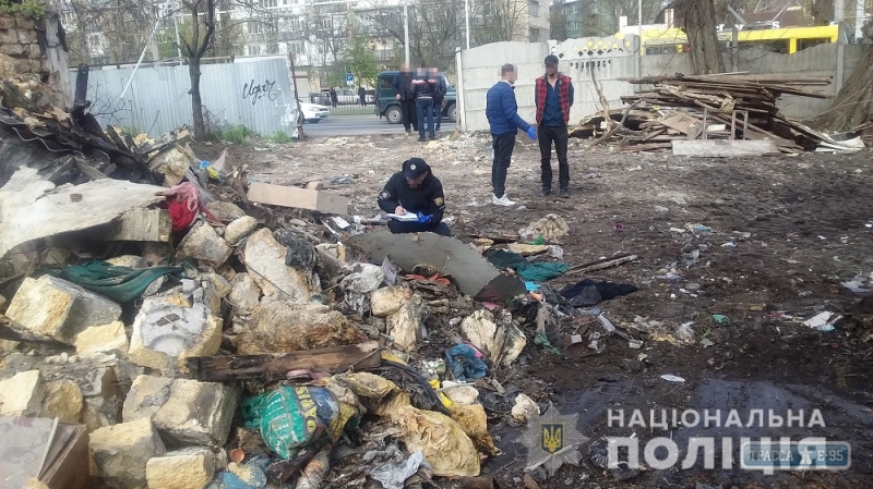 Рабочие при разборке строительного мусора в Одессе нашли обгоревшее тело неизвестного мужчины