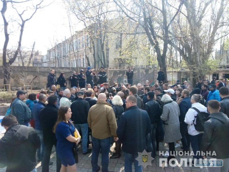 На голову народного депутата в Одессе вылили ведро с помоями