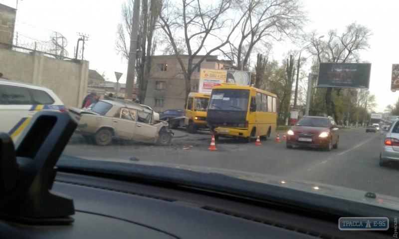 Маршрутка, набитая пассажирами, попала в ДТП в Одессе 