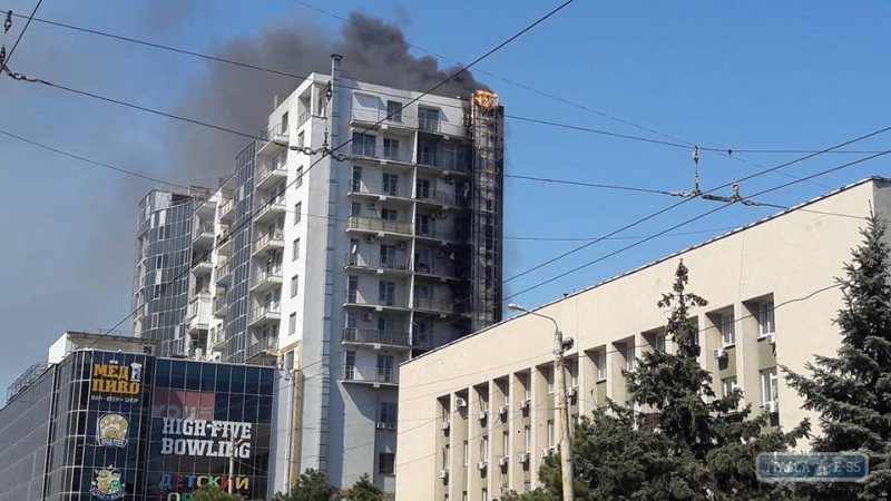 На Фонтане в Одессе загорелся жилой дом и торговый центр